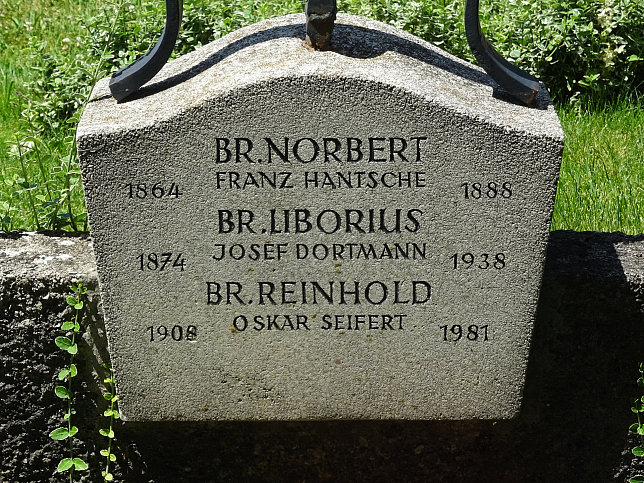 Strebersdorfer Friedhof, Grab der Schulbrder