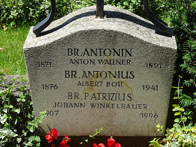 Strebersdorfer Friedhof, Grab der Schulbrder
