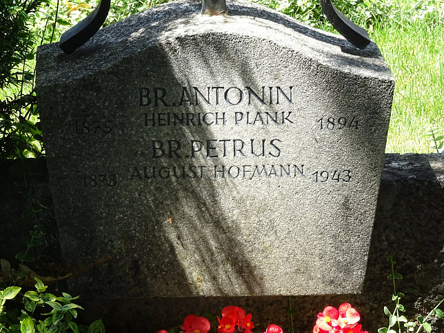 Strebersdorfer Friedhof, Grab der Schulbrder