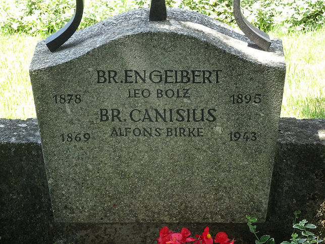 Strebersdorfer Friedhof, Grab der Schulbrder