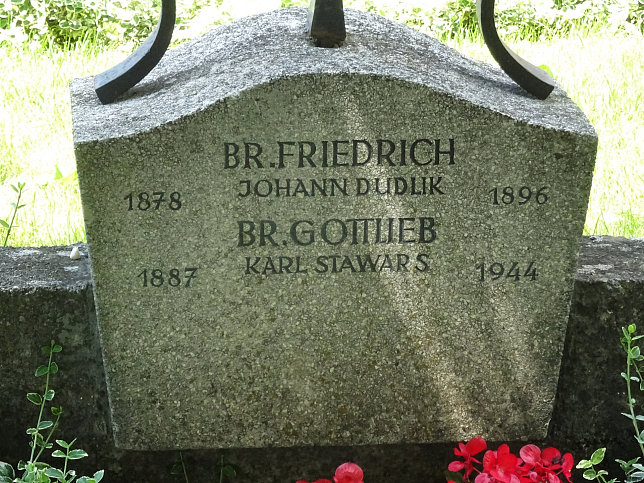Strebersdorfer Friedhof, Grab der Schulbrder