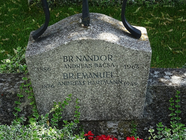Strebersdorfer Friedhof, Grab der Schulbrder
