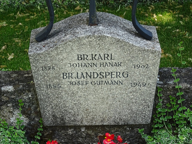 Strebersdorfer Friedhof, Grab der Schulbrder