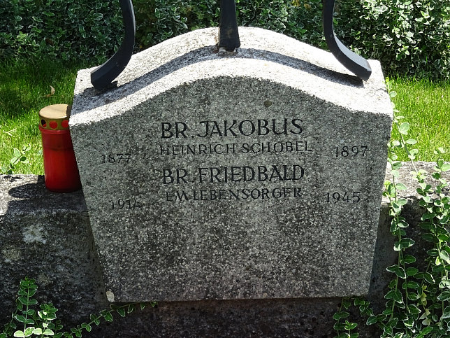 Strebersdorfer Friedhof, Grab der Schulbrder