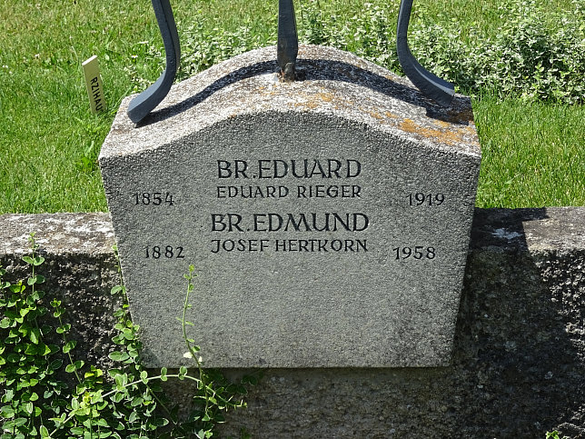 Strebersdorfer Friedhof, Grab der Schulbrder