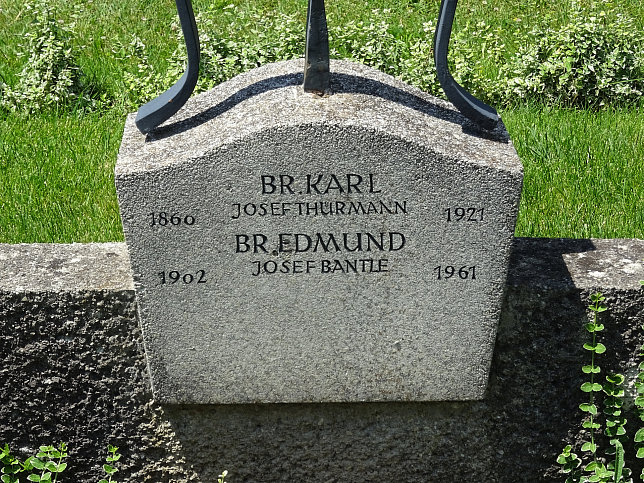 Strebersdorfer Friedhof, Grab der Schulbrder