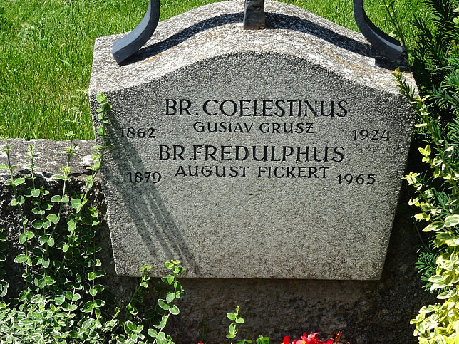 Strebersdorfer Friedhof, Grab der Schulbrder