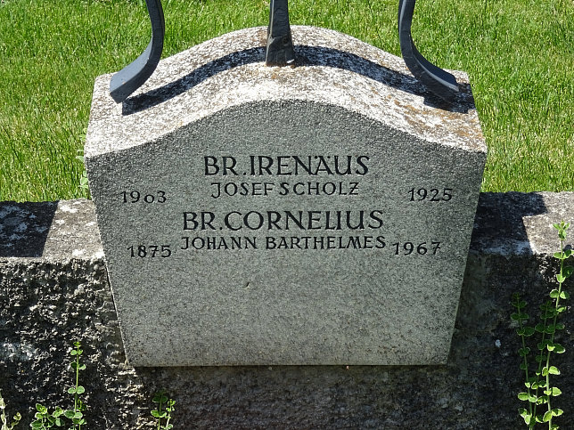 Strebersdorfer Friedhof, Grab der Schulbrder
