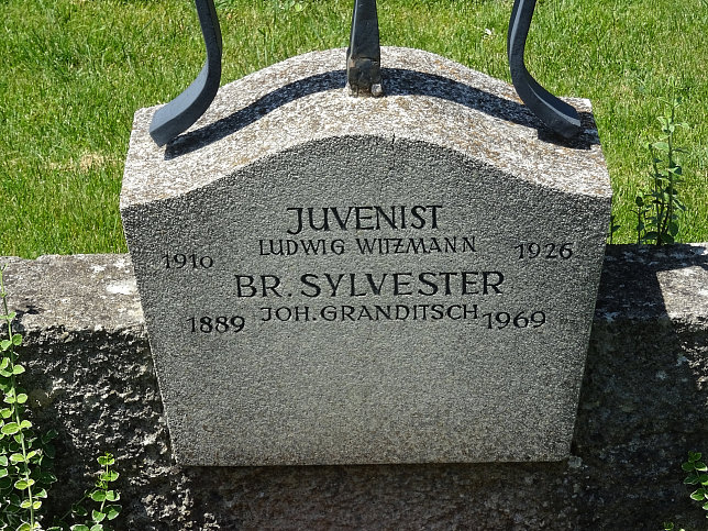 Strebersdorfer Friedhof, Grab der Schulbrder