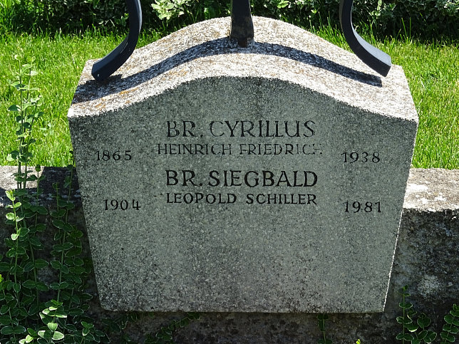 Strebersdorfer Friedhof, Grab der Schulbrder