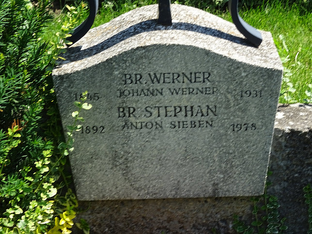 Strebersdorfer Friedhof, Grab der Schulbrder