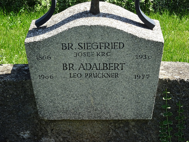 Strebersdorfer Friedhof, Grab der Schulbrder