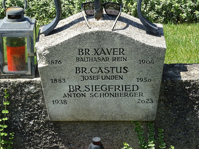 Strebersdorfer Friedhof, Grab der Schulbrder