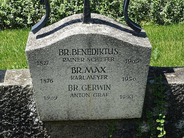 Strebersdorfer Friedhof, Grab der Schulbrder