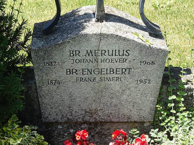Strebersdorfer Friedhof, Grab der Schulbrder