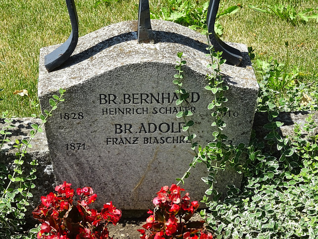 Strebersdorfer Friedhof, Grab der Schulbrder