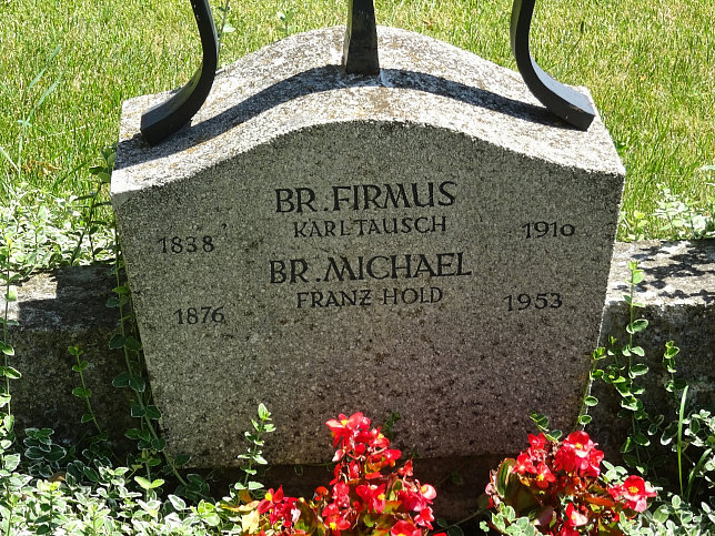 Strebersdorfer Friedhof, Grab der Schulbrder