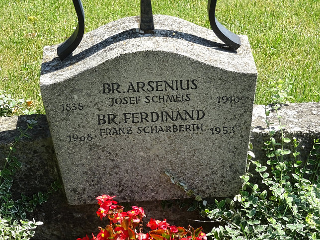 Strebersdorfer Friedhof, Grab der Schulbrder