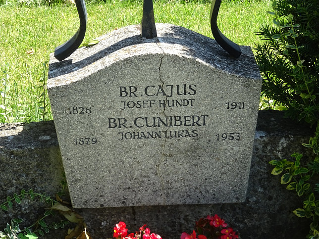 Strebersdorfer Friedhof, Grab der Schulbrder
