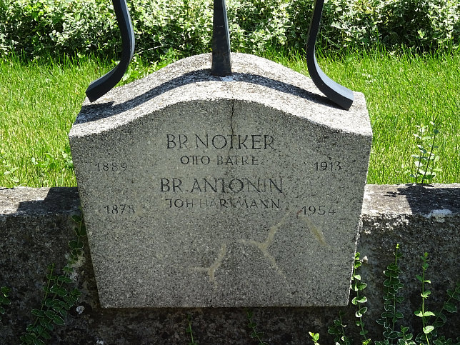 Strebersdorfer Friedhof, Grab der Schulbrder