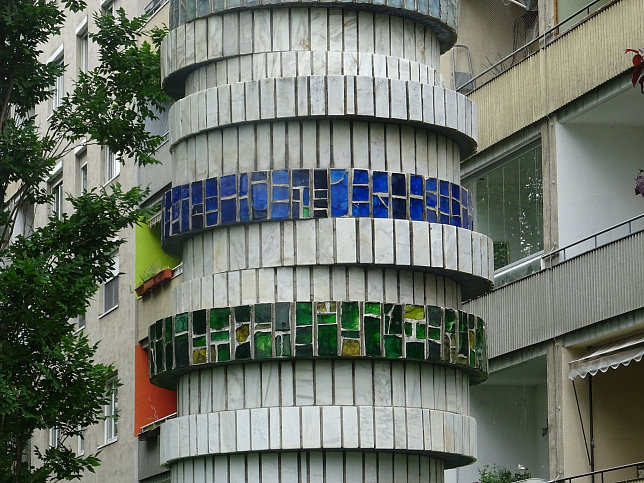 Kunststeinskulptur mit Keramik und Glaselementen