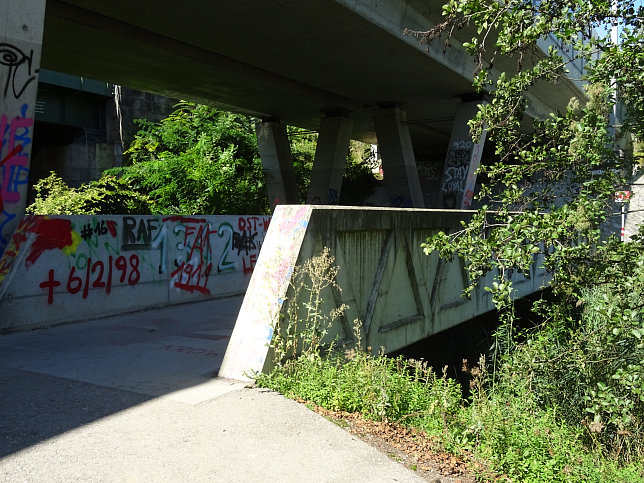 Steg unter der Ostbahnbrcke ber das Mhlwasser