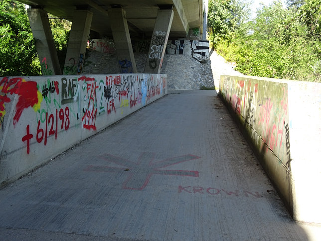 Steg unter der Ostbahnbrcke ber das Mhlwasser