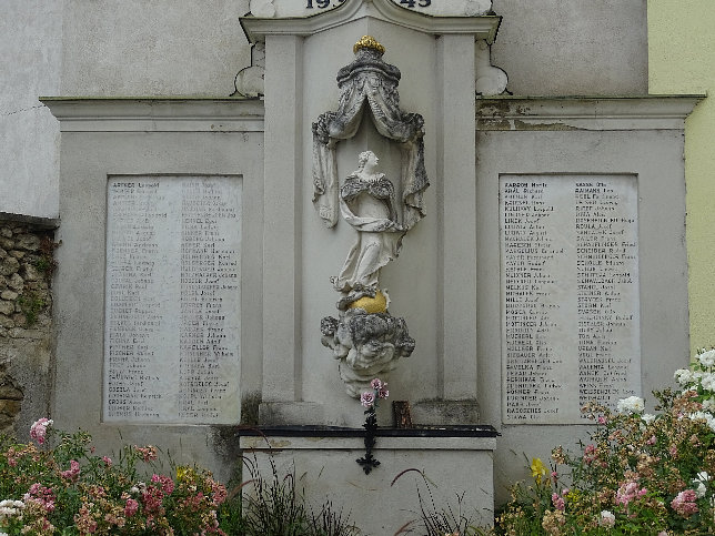 Kriegerdenkmal bei der Pfarrkirche in Atzgersdorf