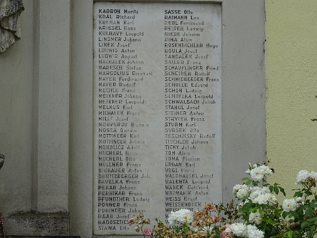 Kriegerdenkmal bei der Pfarrkirche in Atzgersdorf