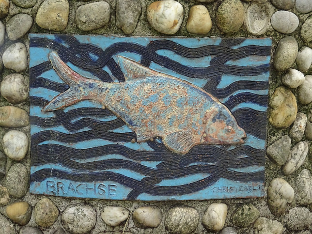 Fische in der Liesing, Keramikrelief