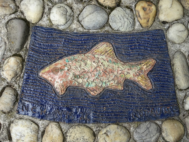 Fische in der Liesing, Keramikrelief
