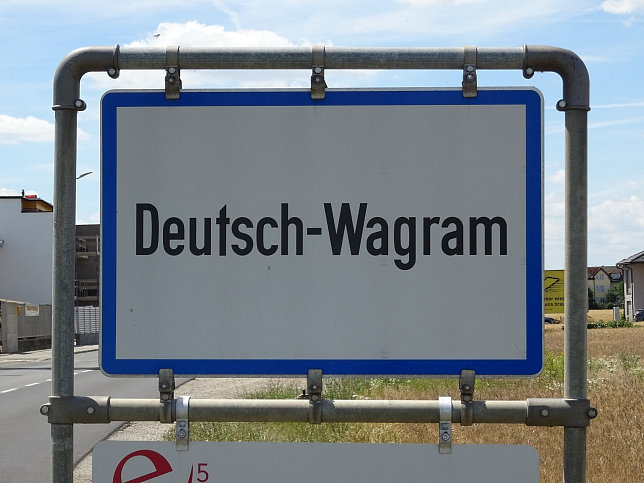 Deutsch-Wagram, Ortstafel