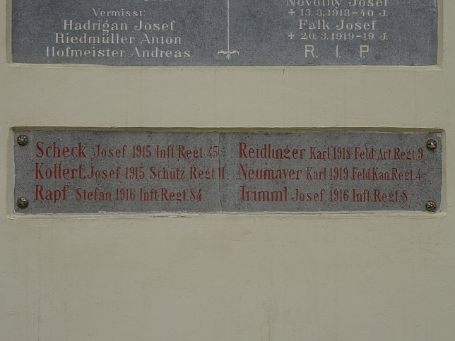 Gerasdorf bei Wien, Kriegerdenkmal Kirchenwand