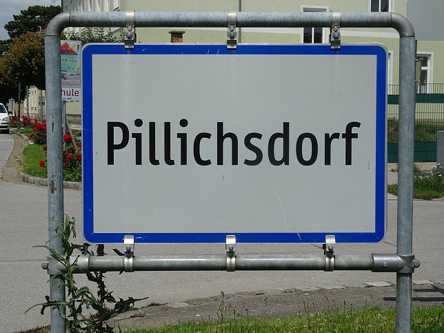 Pillichsdorf, Ortstafel